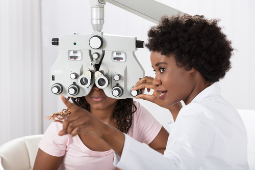 eye doctor giving an eye exam